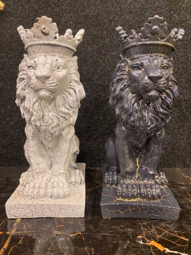 Resin Cracking Lion. 
