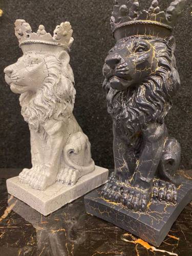 Resin Cracking Lion. 