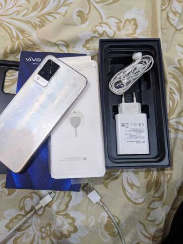VIVO V21 