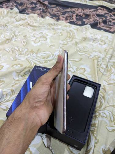 VIVO V21 