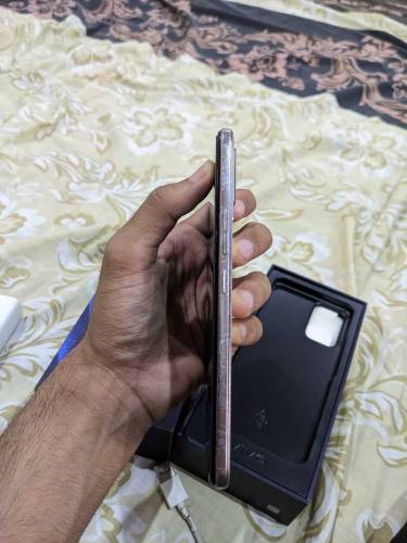 VIVO V21 