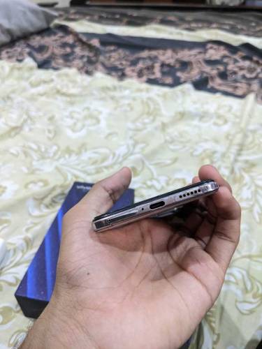 VIVO V21 