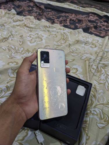 VIVO V21 