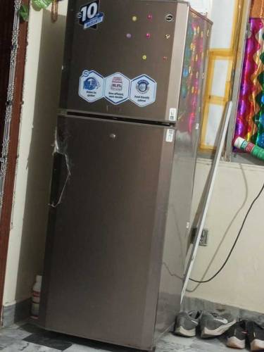 10/10 condition fridge urgent sale requirement