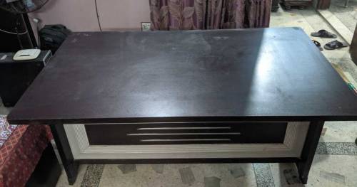 5ft computer table in good condition 