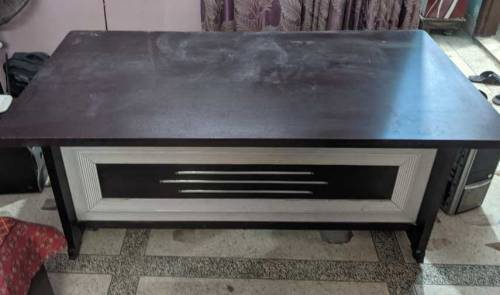 5ft computer table in good condition 