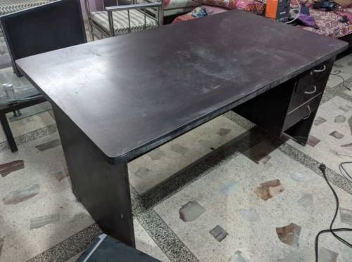 5ft computer table in good condition 