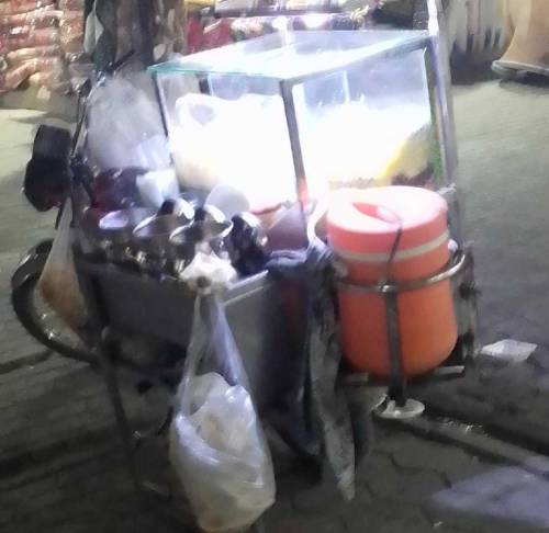 چلتی پھرتی شاپ 
