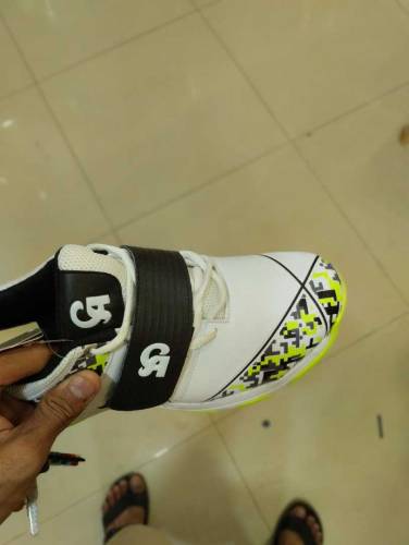 sports shoes spikes 