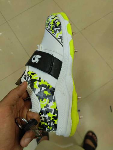 sports shoes spikes 