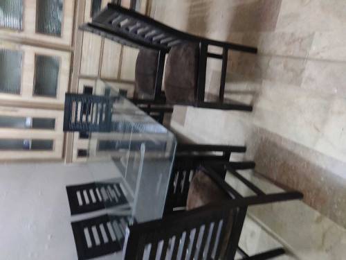 Dining table with 6 Chairs 