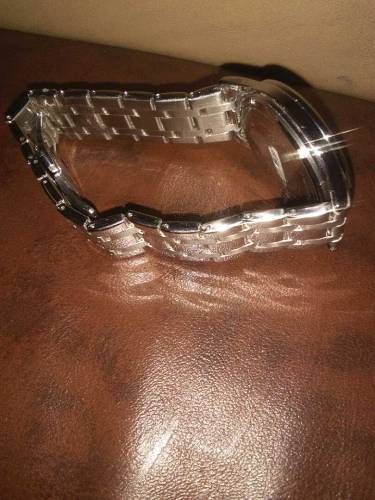 highlights the fashionable and sleek design of fitron watche