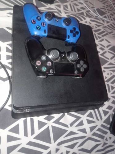 PS4 slim 1tb