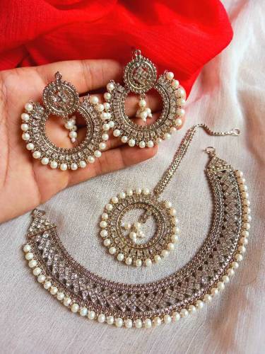 beautiful choker with tika