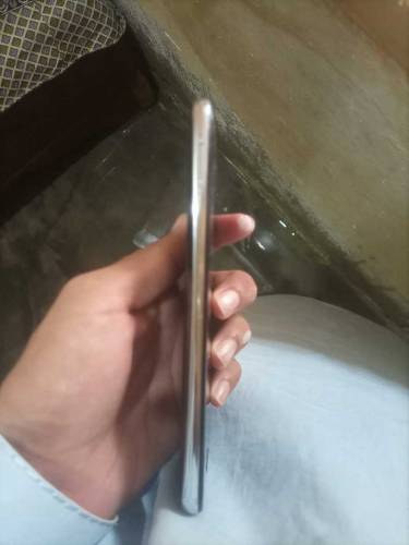 Aquos R2
