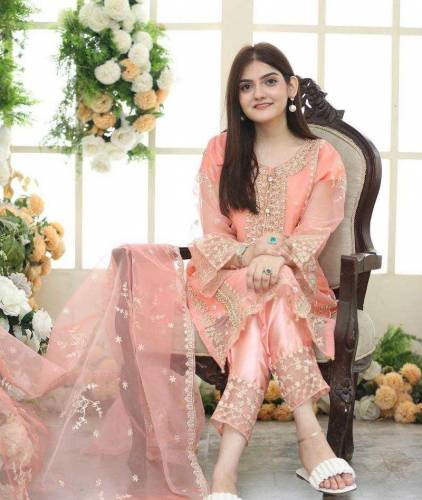 •  Gender: Women's•  Fabric: Organza•  Pattern: EmbroideredShirt -