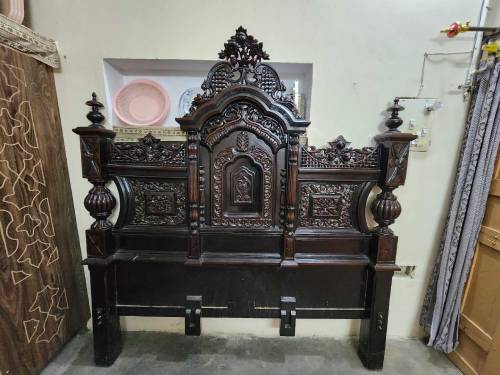 Bed 10/10 condition with side tables