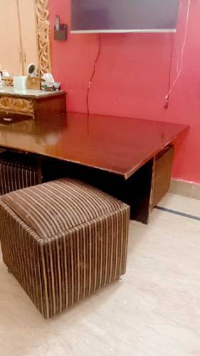 One table 4/4 with 4 stools size 4/4 urgent sell