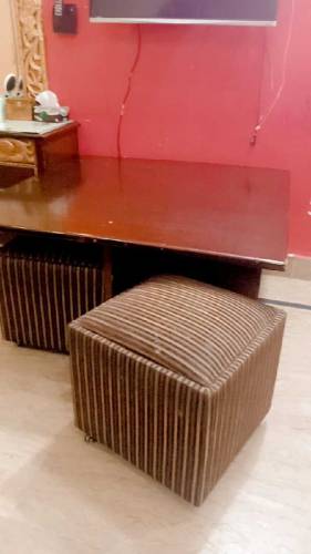 One table 4/4 with 4 stools size 4/4 urgent sell