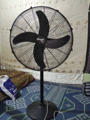 3 months used Fan urgent sale. serious buyers contact me.