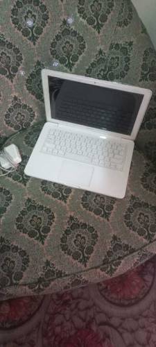 Apple Laptop White Good Condition 