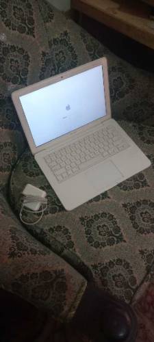 Apple Laptop White Good Condition 