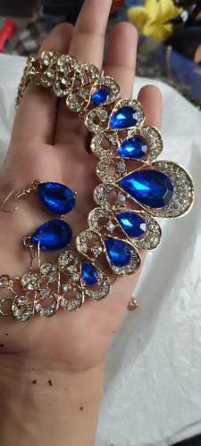 Very elegant neck piece with earrings 