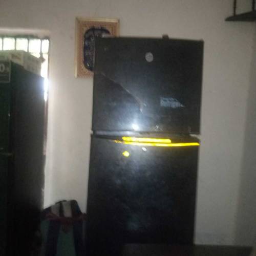 1 fridge full size kharab 2 single bed 2 kapdon wali almari1 bartan ra