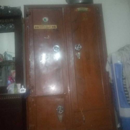 1 fridge full size kharab 2 single bed 2 kapdon wali almari1 bartan ra