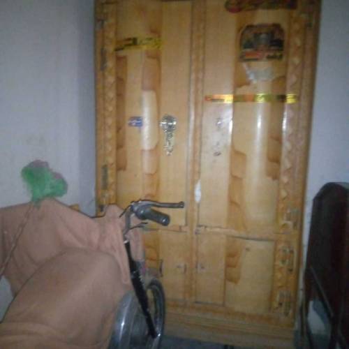 1 fridge full size kharab 2 single bed 2 kapdon wali almari1 bartan ra