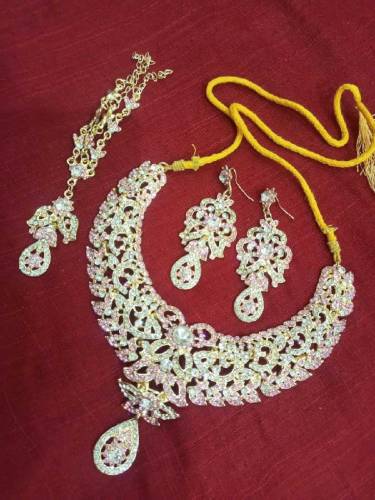 nackles set pink as silver with golden teach