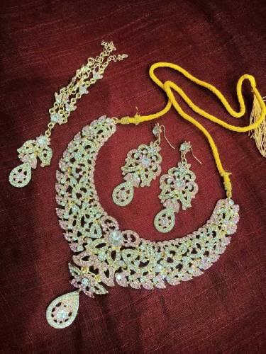 nackles set pink as silver with golden teach