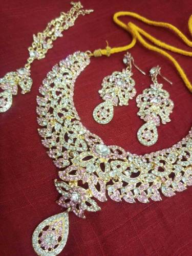nackles set pink as silver with golden teach