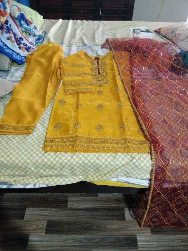 Beautiful dress for mehndi function. Condition is 10/10. Size: Medium 