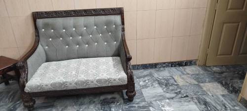 Chinyuti sofa set and center table 