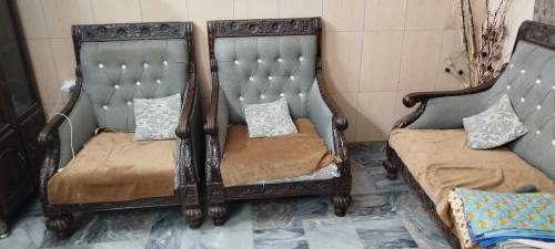 Chinyuti sofa set and center table 
