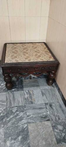 Chinyuti sofa set and center table 