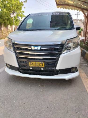 Toyota Noha 7 seater hybrid 