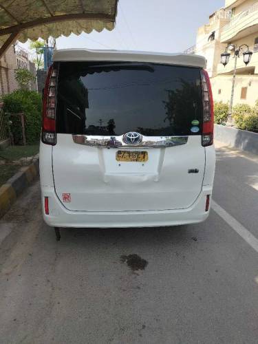 Toyota Noha 7 seater hybrid 
