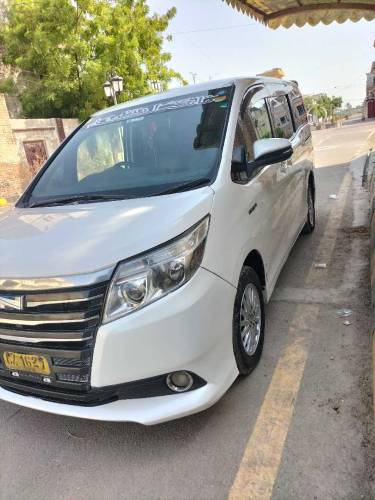 Toyota Noha 7 seater hybrid 