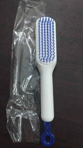 Self cleaning hair brush 