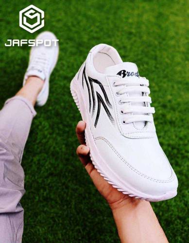 Man's running shoes wight with black lin