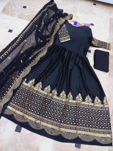 a beautiful black maxi black color available 