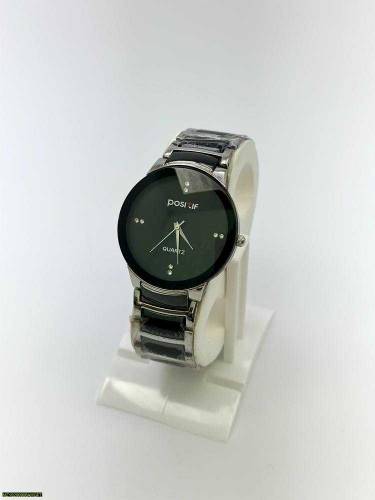 Man formal analogous watch