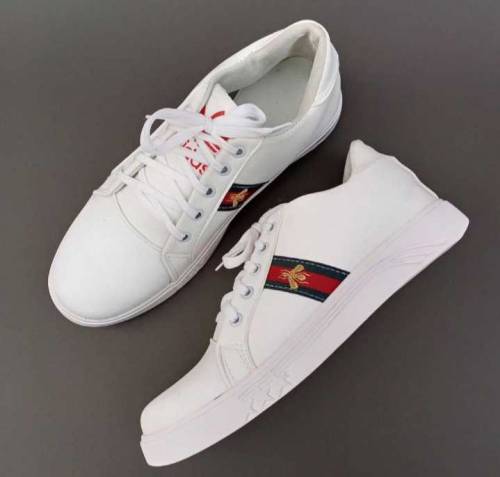•  Men's Sports Shoes•  Size: 40, 41, 42, 43, 44• 