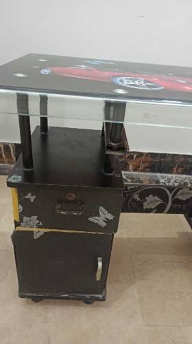 computer table bikul shai h argent sale krne h 7000