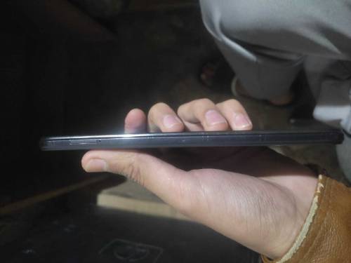all ok hai charge Sath hai pack phone hai 6/128