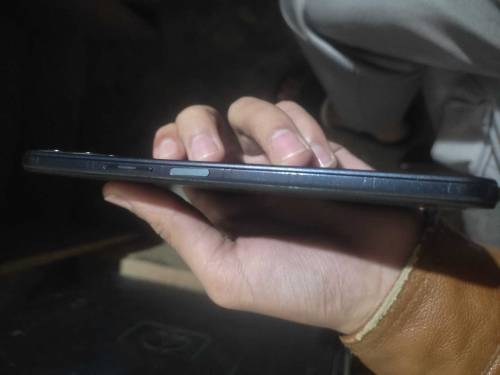 all ok hai charge Sath hai pack phone hai 6/128