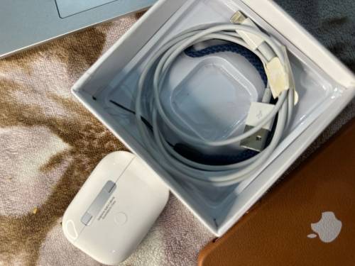 ape AirPods 