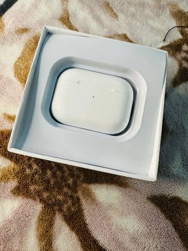 ape AirPods 